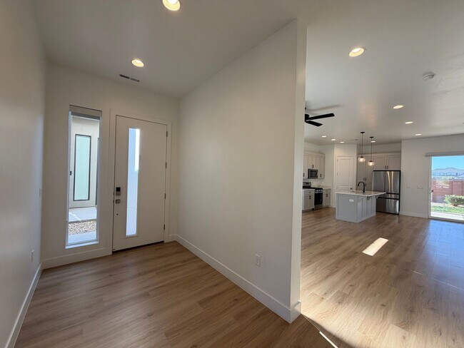 Building Photo - SPACIOUS PATIO HOME FOR RENT!