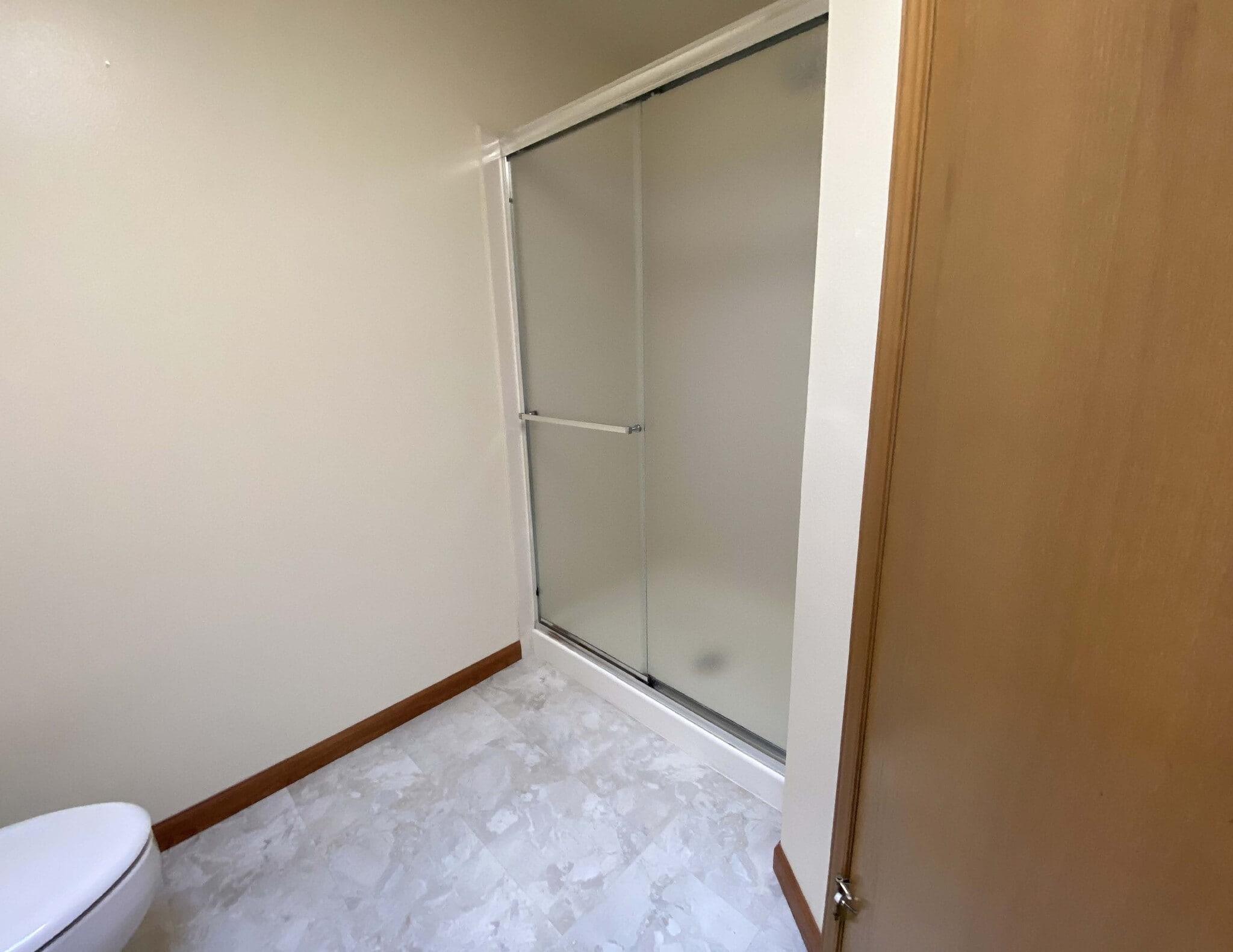Large walk-in shower in master bathroom - 610 Glen St