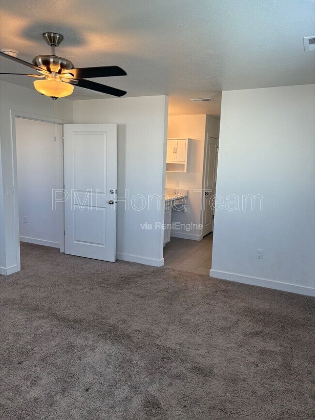 Building Photo - 1546 W Parkview Dr