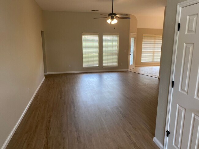 Building Photo - Super Clean Home in Stonebrook at Coffee Creek