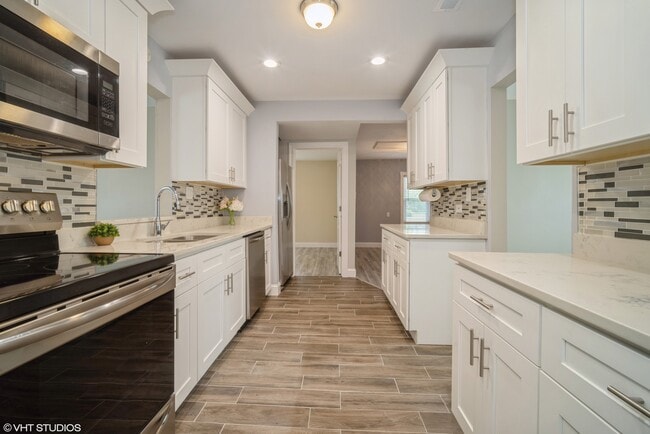 Building Photo - 685 Anthony Trail