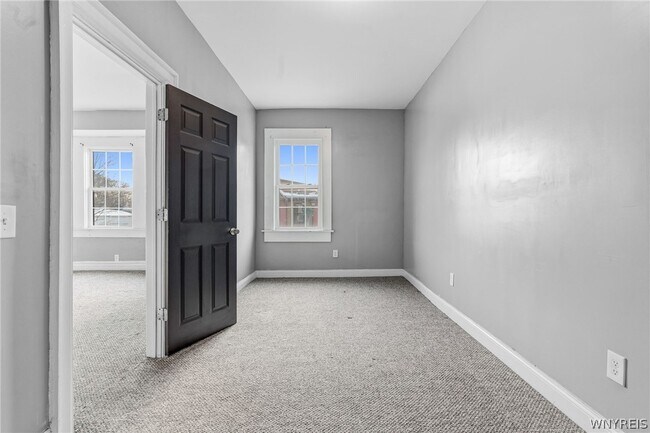 Building Photo - 2114 Seneca St