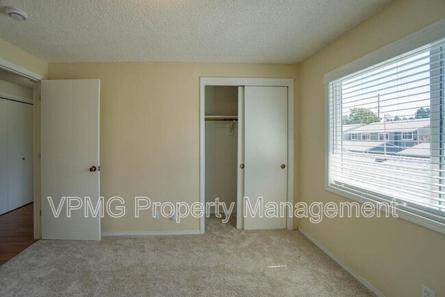Building Photo - 605 SE 121st Ave