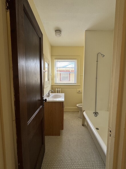 Bathroom - 2921 High St