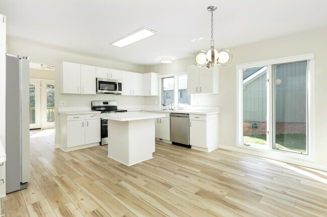 Building Photo - 37743 Avon Ln