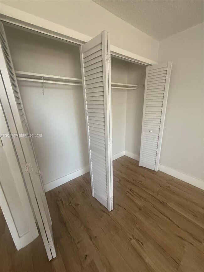 Building Photo - 8820 Fontainebleau Blvd