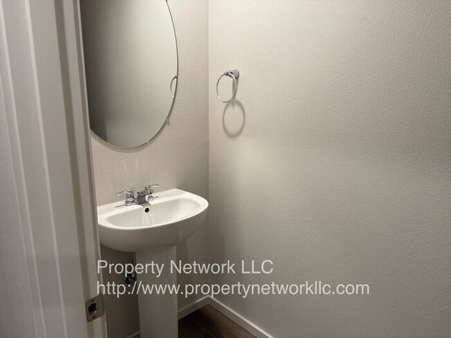 Building Photo - New 3 Bedroom Gresham Townhouse