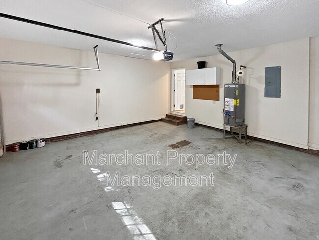 Building Photo - 7 Waxwing Ct