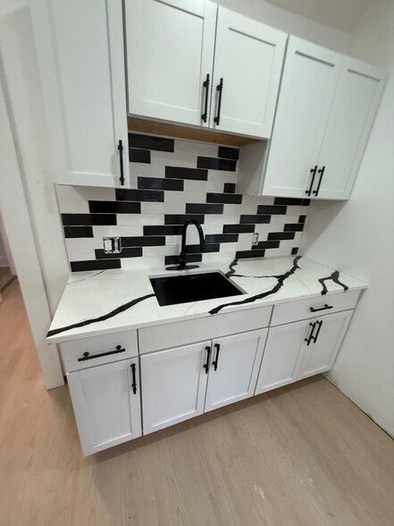 Building Photo - 1447 W 101st St