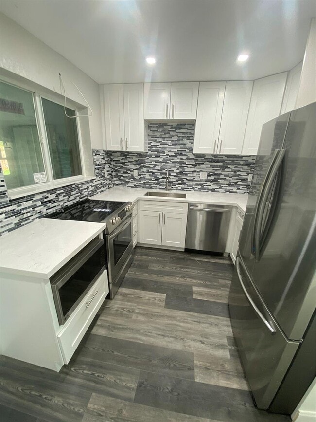 Building Photo - 284 SE 6th Ave