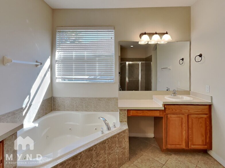 Building Photo - 927 Meadow Glade Dr