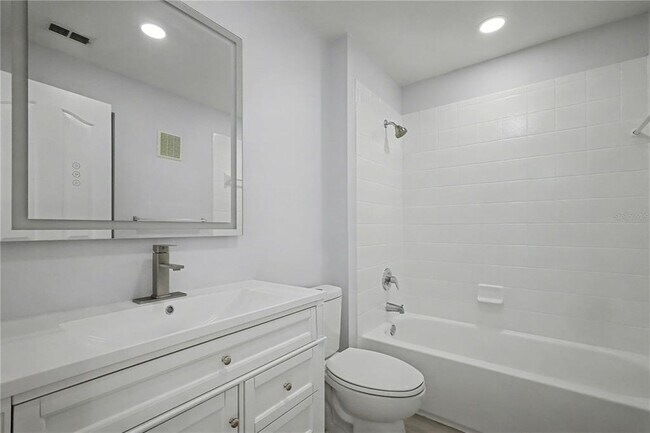 Building Photo - 1042 WATERSIDE Dr