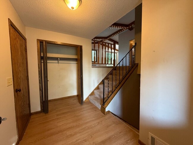 Building Photo - Spacious 4 Bedroom Home in Coon Rapids