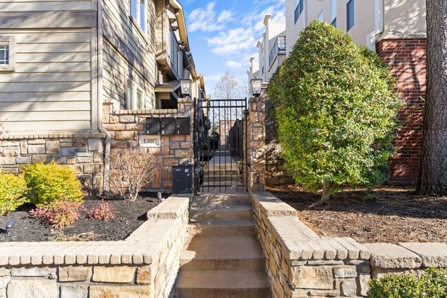 Building Photo - This luxurious townhouse on Cherry St.