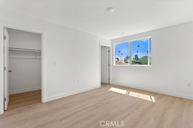 Building Photo - 705 W 80th St