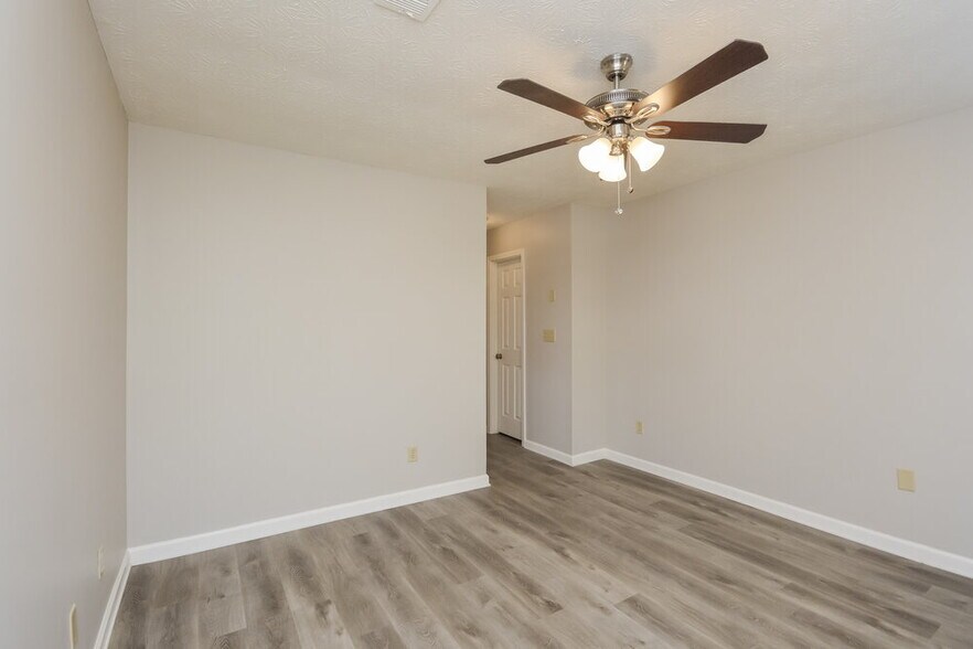 Building Photo - 204 Adam Cir