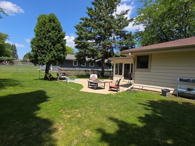 Building Photo - Updated 3 bedroom 2 bathroom Oak Creek ranch