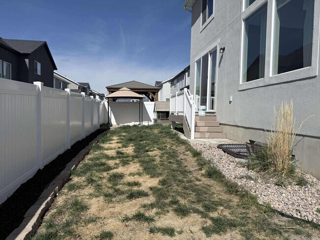 Building Photo - Spacious 4-Bedroom Home for Rent – Prime Location!