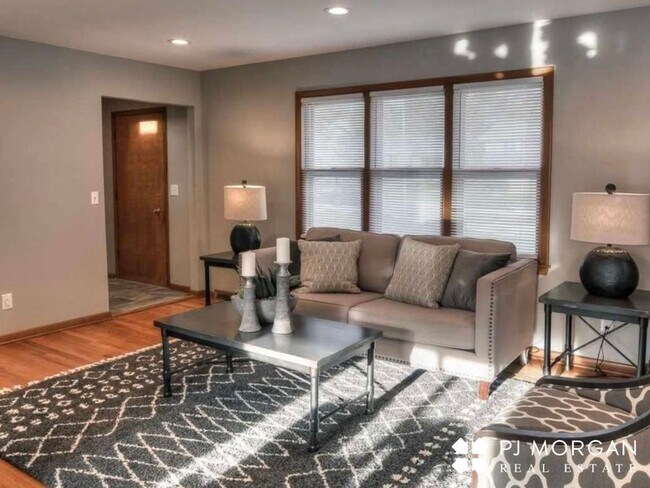 Building Photo - 4 bedroom, 3 Bathroom House