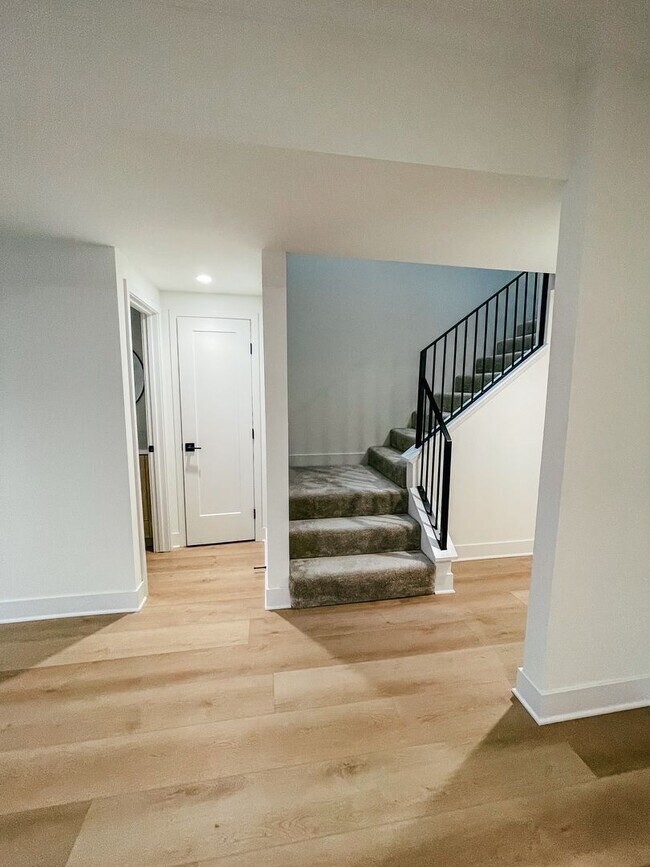 Building Photo - 204 18th St