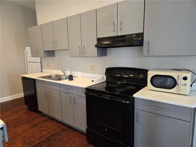 Building Photo - 320 East Ave