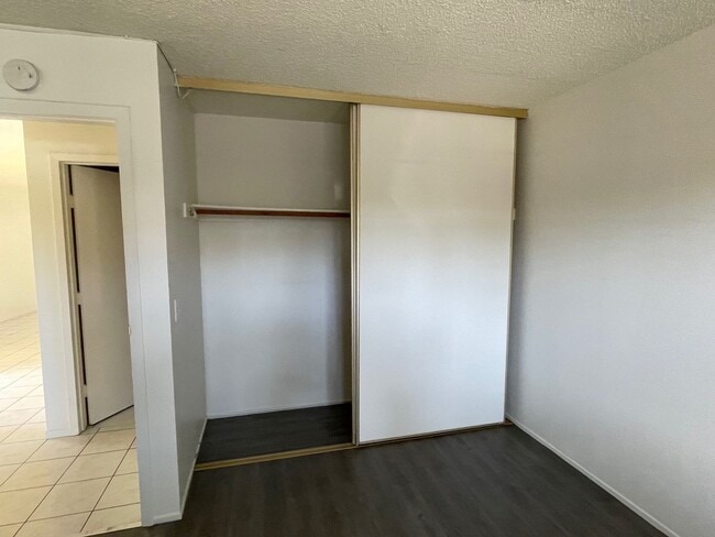Building Photo - Spacious 2 Bedroom, 1 Bath Apartment w/ 1 Car Covered parking and onsite laundry