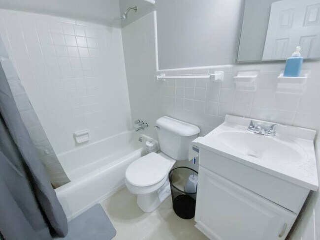 Building Photo - 12005 Greenleaf Dr SE