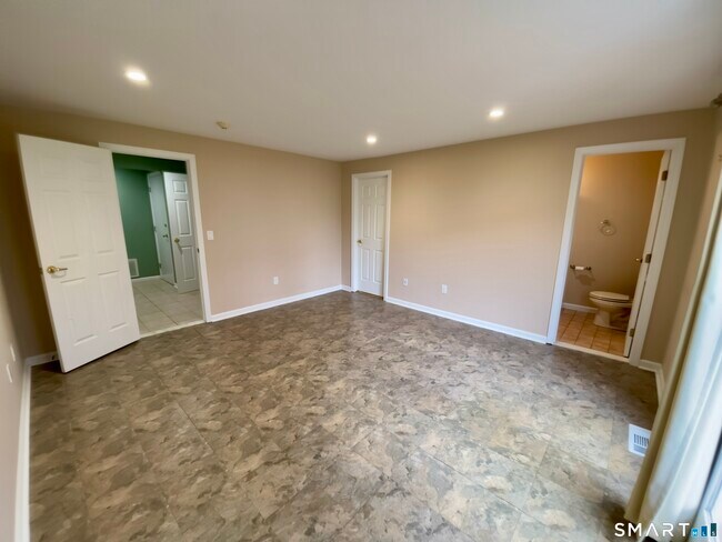 Building Photo - 65 Sandpiper Crescent