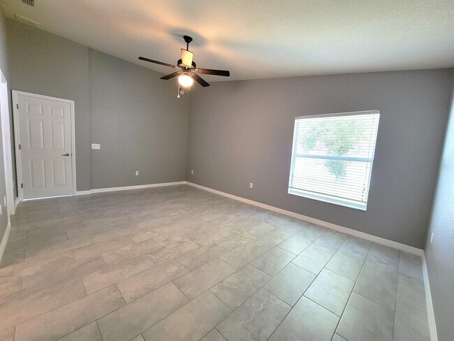 Building Photo - 800 Overlook Dr