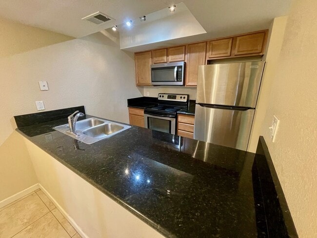 Building Photo - 2 Bedroom Condo close to airport