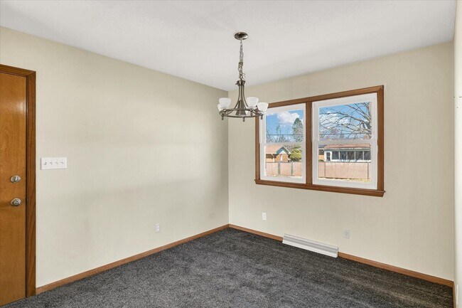 Building Photo - 220 Ivanhoe Way