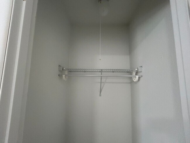 Building Photo - 3 Bedroom 1 Bath Beautiful House with Fenced Yard & Garage