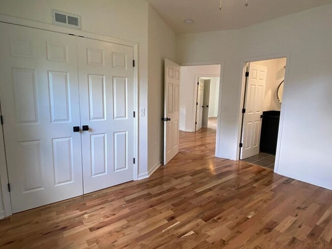 Building Photo - 610