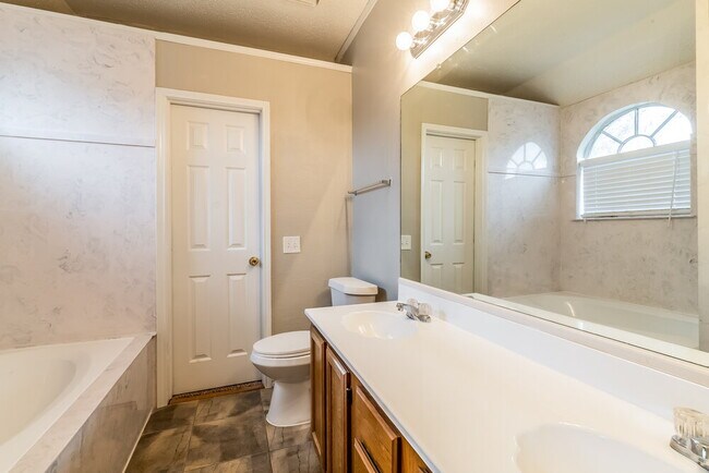 Building Photo - 1345 Overlook Dr