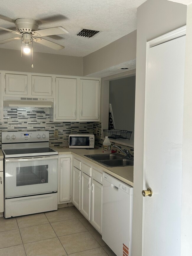Building Photo - 5813 Liska Dr