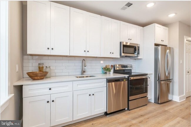 Building Photo - 2825 W Girard Ave