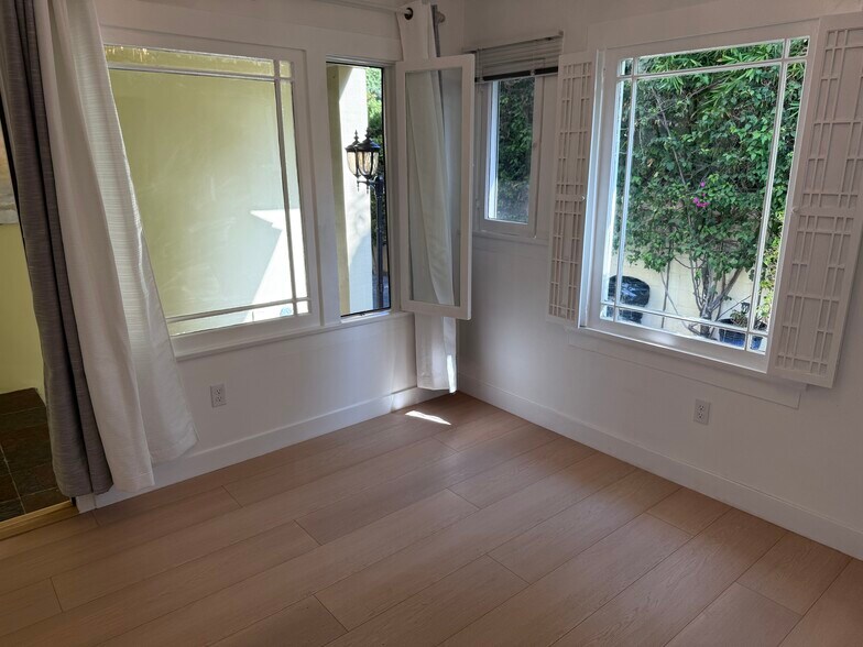 Building Photo - 8730 Rosewood Ave