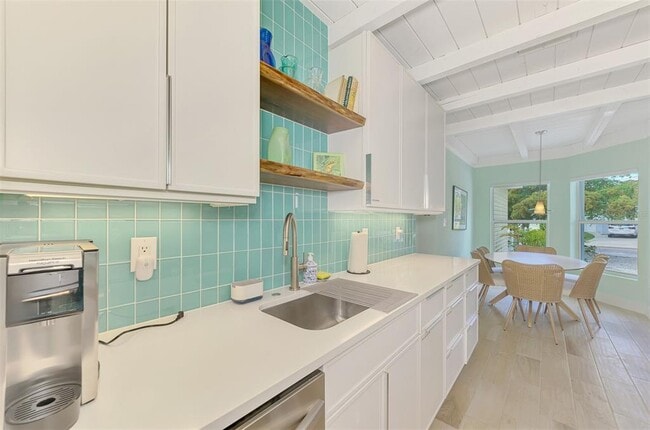 Building Photo - 5253 Avenida Del Mare