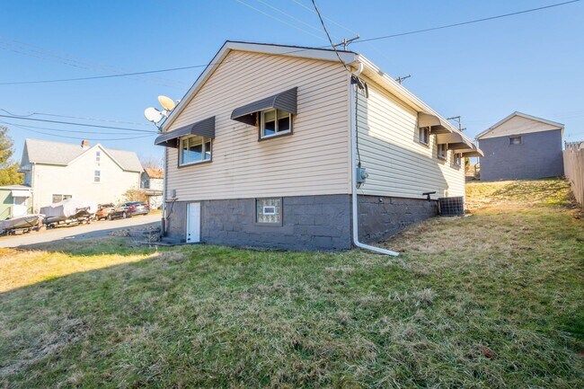 Building Photo - Beautiful 2 bedroom home in Port Vue available August 15!
