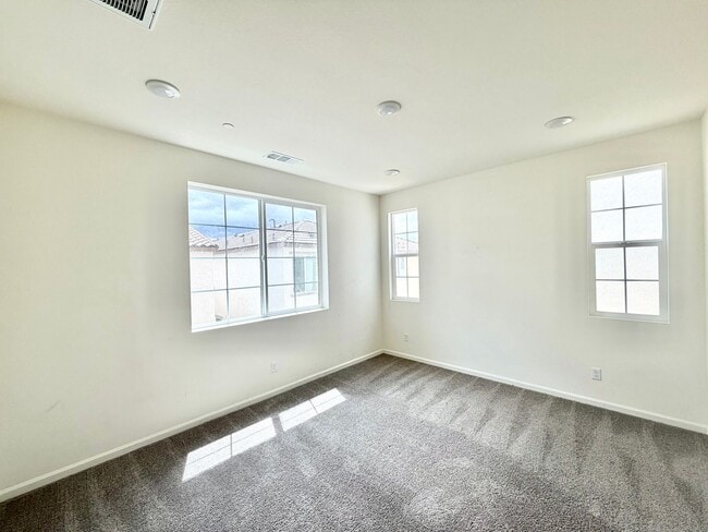 Building Photo - Iris Park Gem | 4 Bedrooms, Loft, and Modern Upgrades Throughout