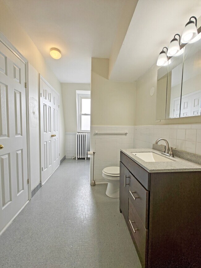 Building Photo - 496 Tappan Rd