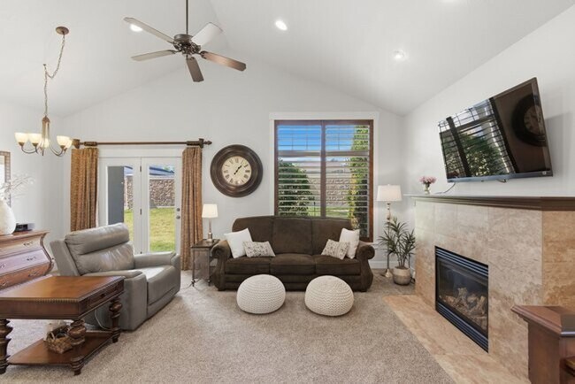 Building Photo - Beautiful Riverton Townhome in Gated Community!