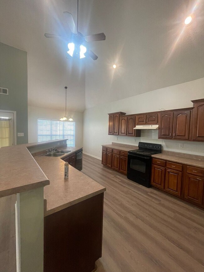 Building Photo - Available NOW in Snowden Grove Area!  3 BR...