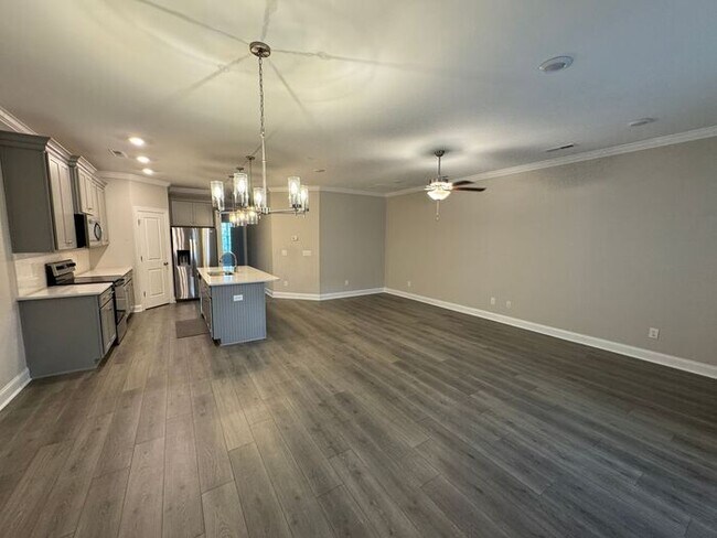 Building Photo - TOWN MADISON RENTAL ON THE SQUARE!
