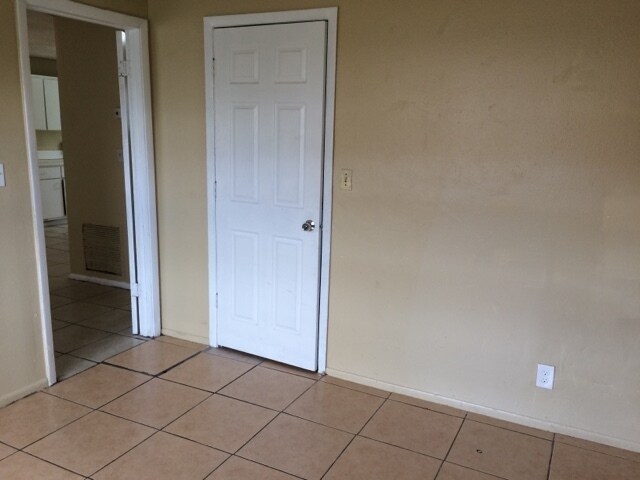 Building Photo - 1104 NW 8th Ave