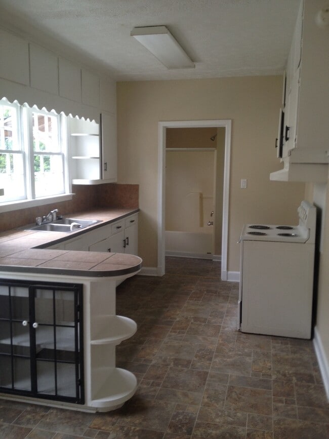 Building Photo - **AVAILABLE NOW**3 Bedroom / 2 Bathroom Ho...