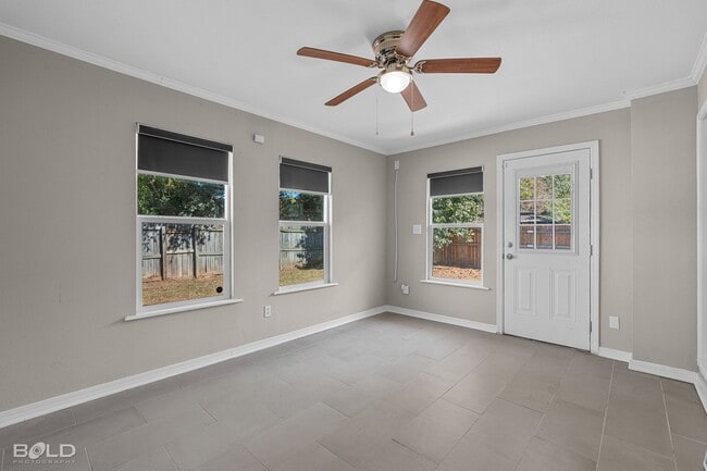 Building Photo - Check Out this 4 bed 2 bath