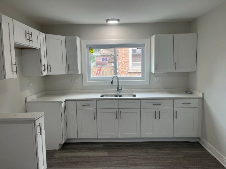 Building Photo - 13709 S School St