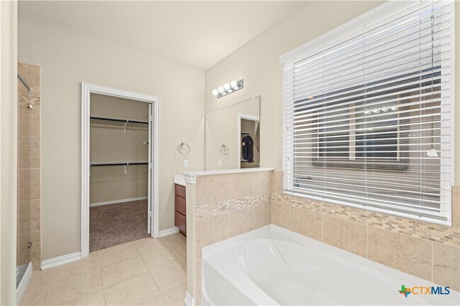 Building Photo - 625 Palmilla St
