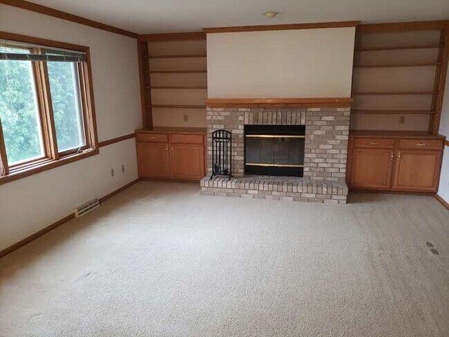 Building Photo - Spacious 3 bedroom, 2 1/2 bath Duplex